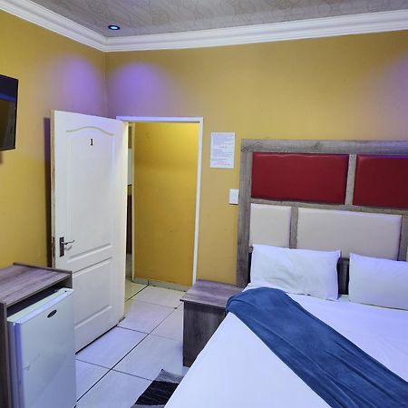 Francos Guest Lodge Accommodation Vanderbijlpark Εξωτερικό φωτογραφία