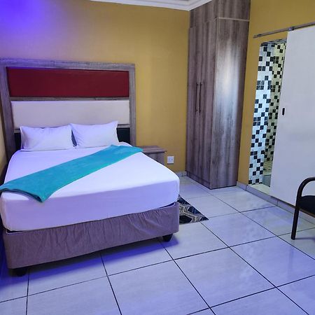 Francos Guest Lodge Accommodation Vanderbijlpark Εξωτερικό φωτογραφία