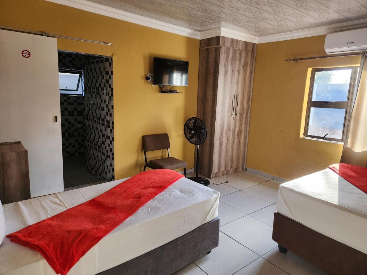 Francos Guest Lodge Accommodation Vanderbijlpark Εξωτερικό φωτογραφία