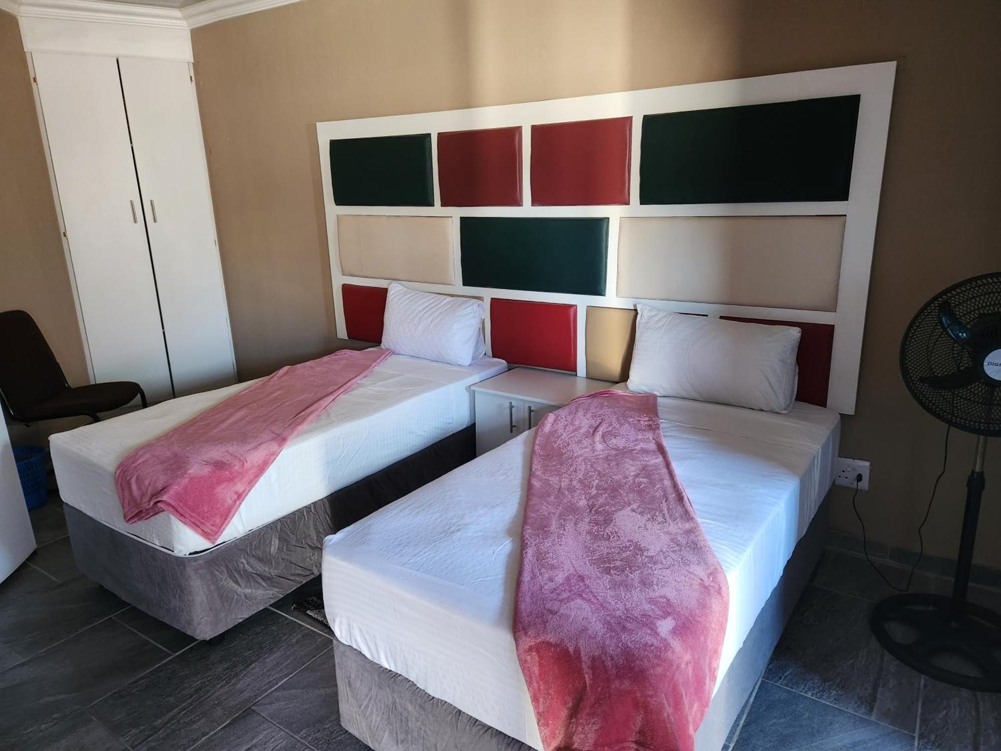 Francos Guest Lodge Accommodation Vanderbijlpark Εξωτερικό φωτογραφία